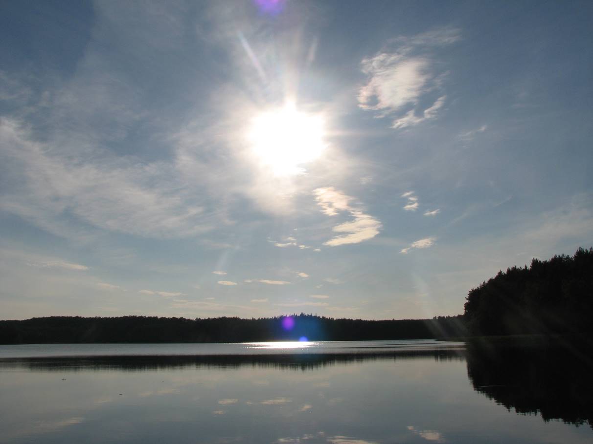 Obraz zawierający woda, niebo, zewnętrzne, jezioro

Opis wygenerowany automatycznie
